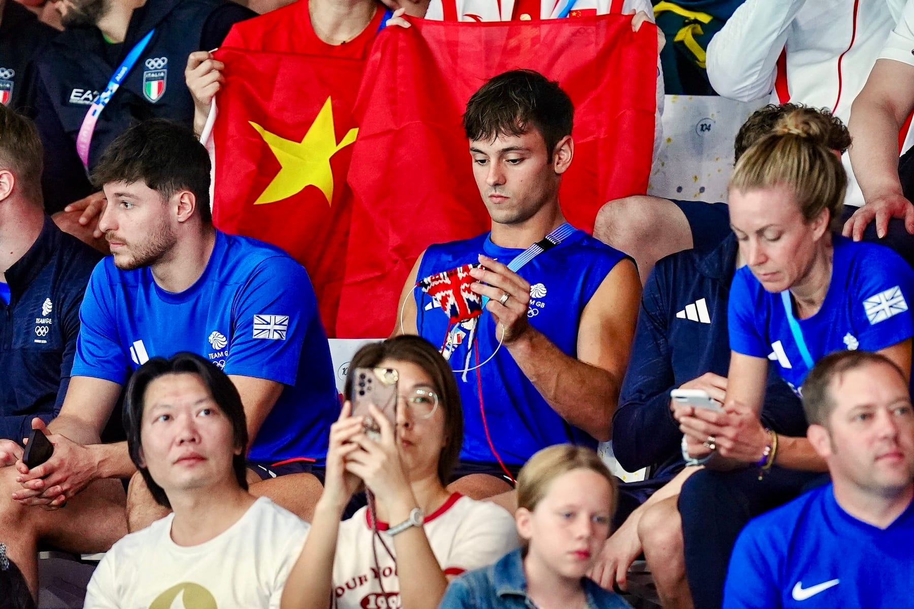 british diver tom daley knitting