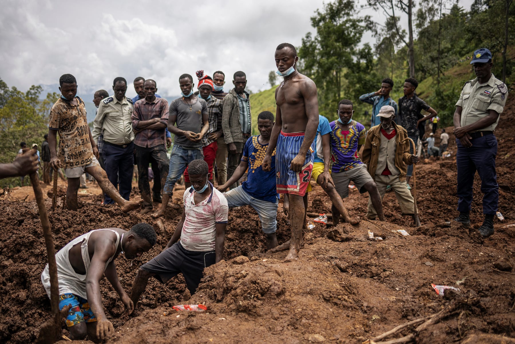 people search for ethiopia landslides victims bodies