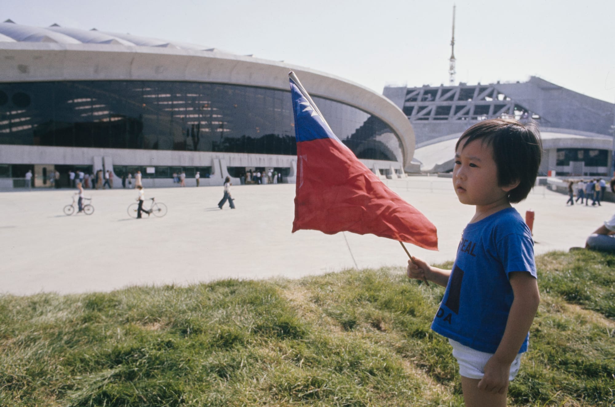 boy with Taiwan flag canada olympics