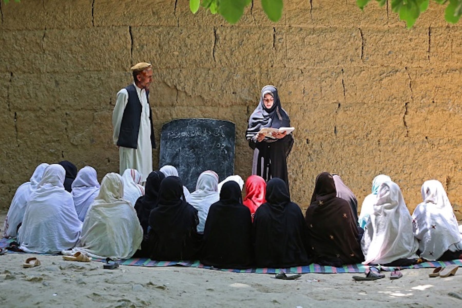 girls go to school in Afghanistan