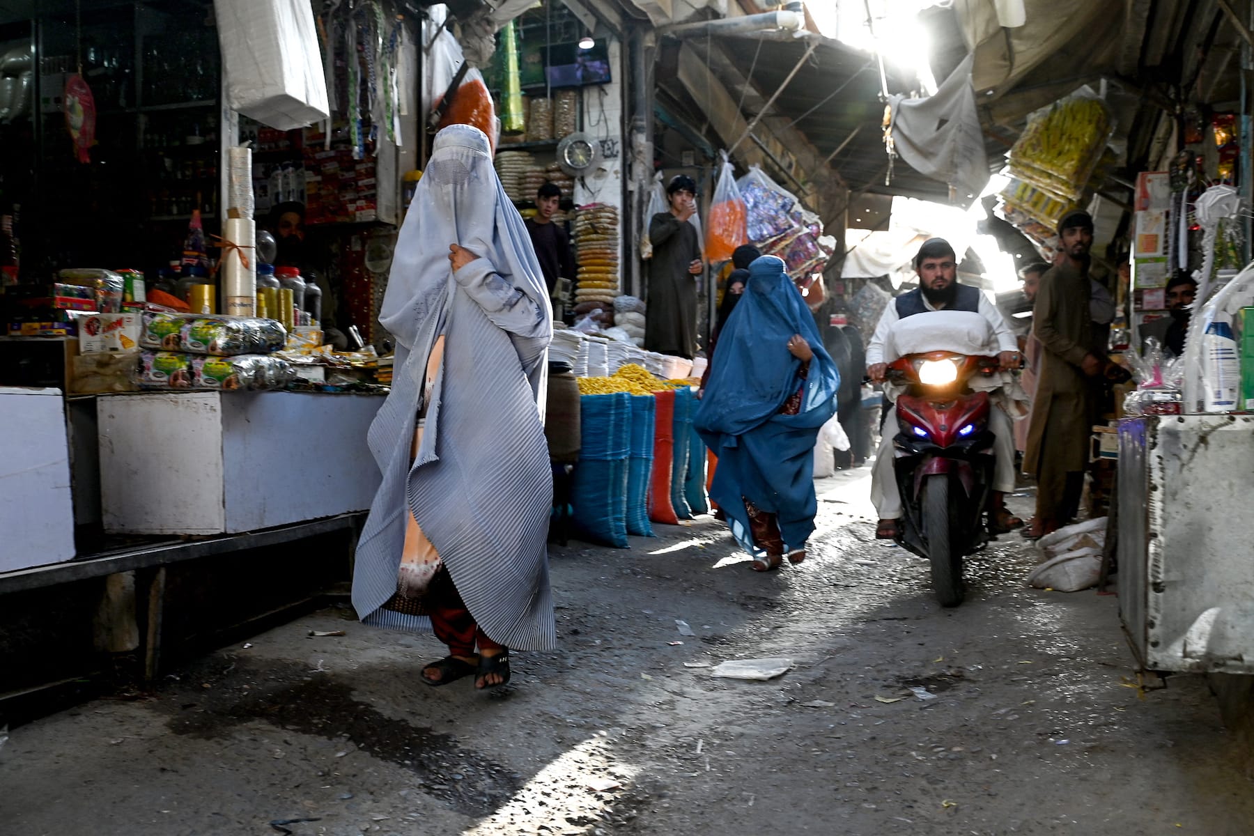 taliban orders women to cover faces in public