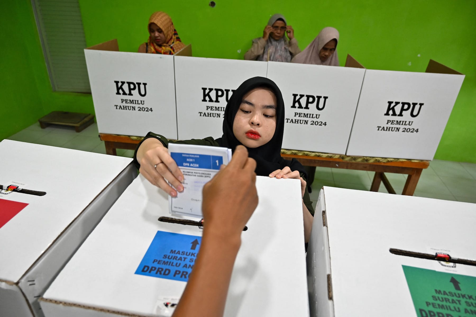 women voting in indonesia