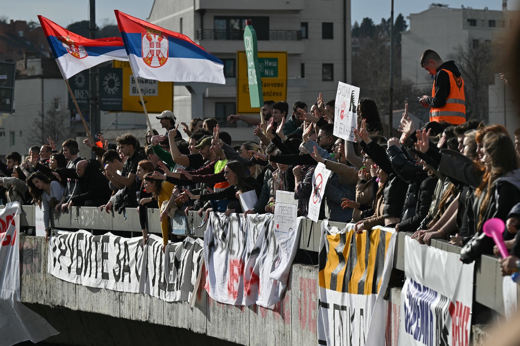 serbia protesters block bridges