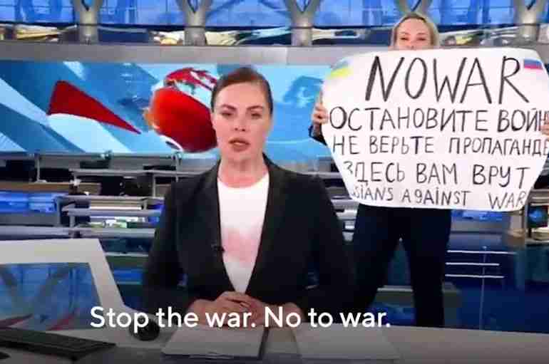 This Russian State TV Journalist Crashed A Live Show With A “Don’t Believe The Propaganda” Protest Sign