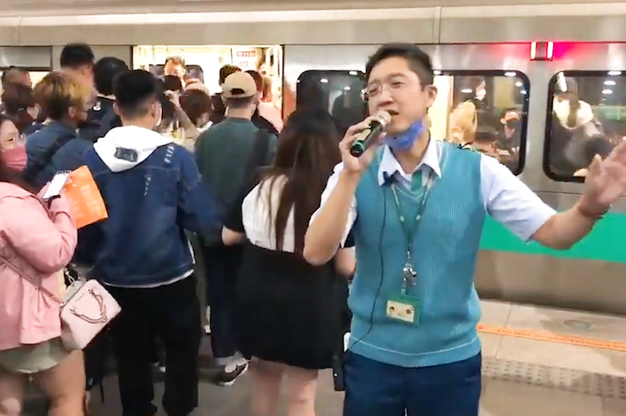 This Taiwanese Metro Worker Held An Improptu Performance For Passengers Waiting To Go Home After A Concert