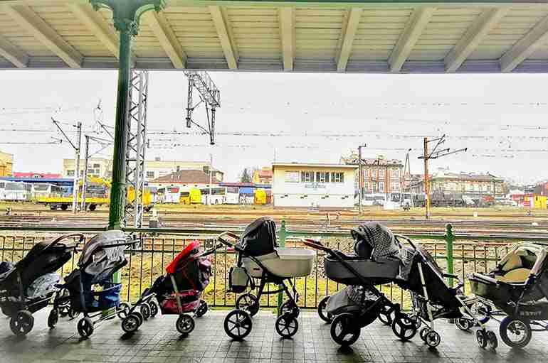 polish moms strollers ukraine refugees