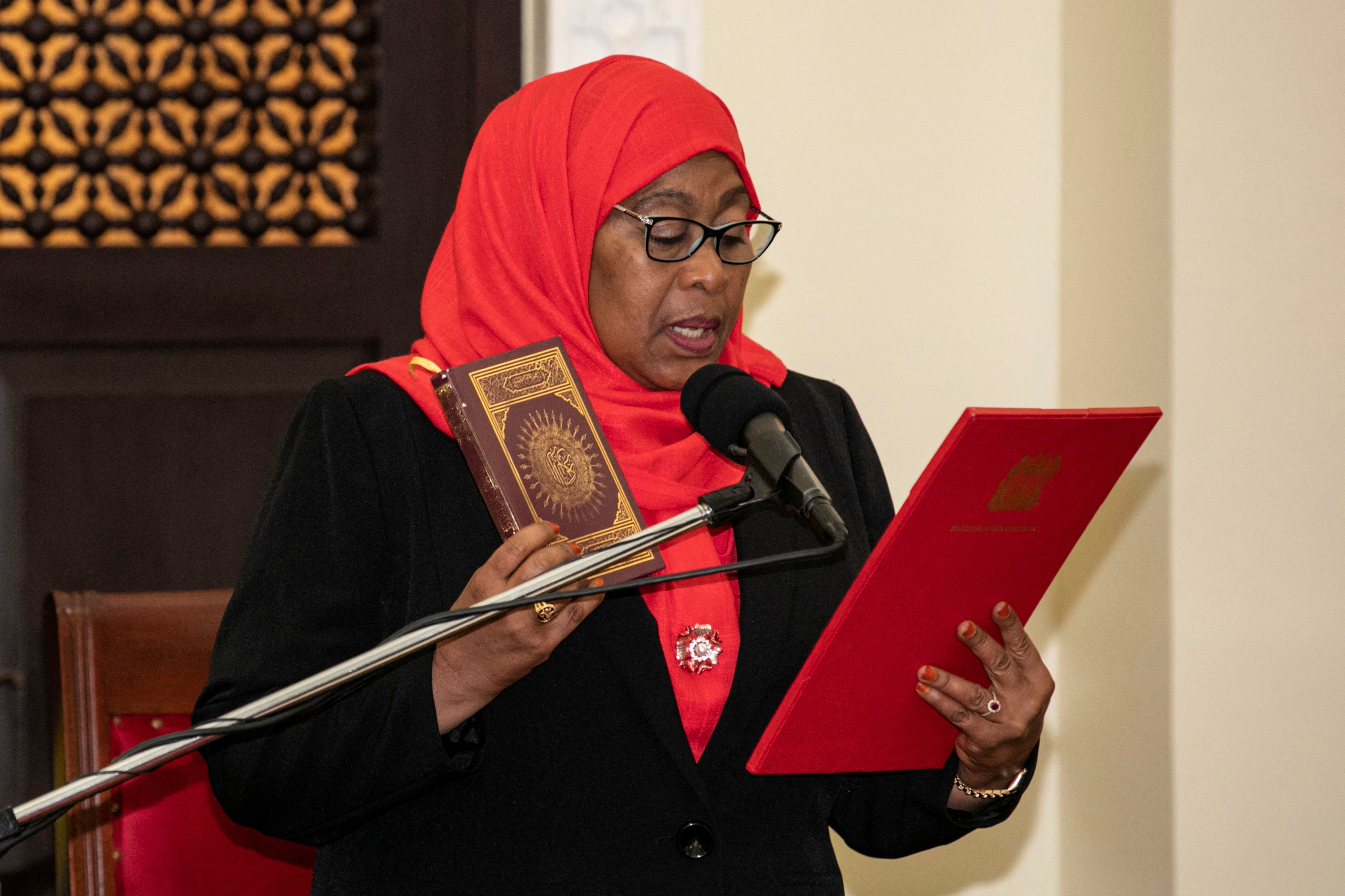 Samia Suluhu-hassan held a Quran in her right hand as she took the oath at the State House photo.