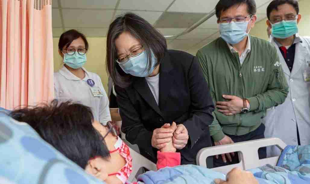 President Tsai Ing-wen visited victims in a hospital in Hualien, while grieving relatives held prayers at the crash site photo.