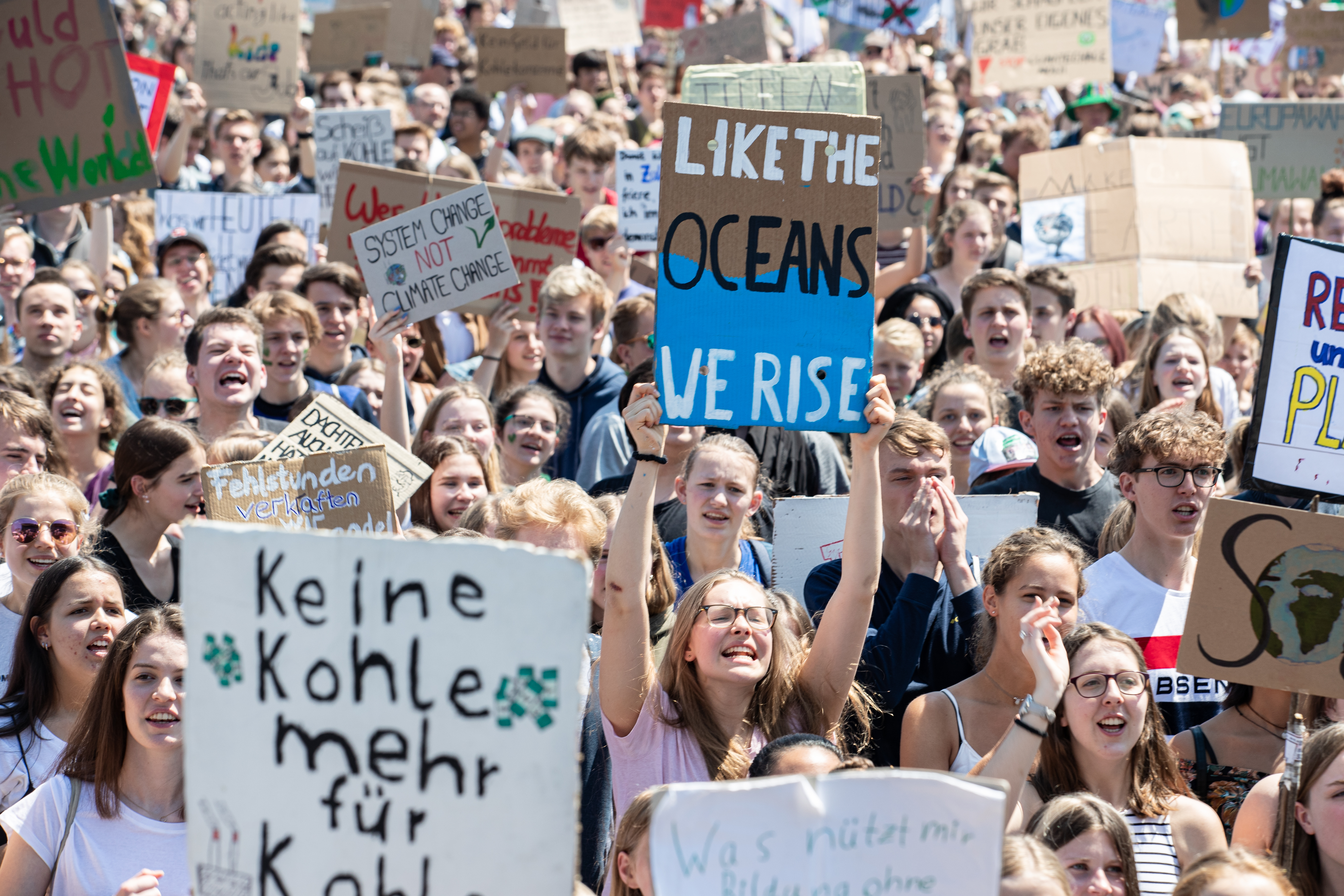 Ten thousands protested in Munich for the protection of the climate and of the environment. They said to vote for the European Elections on Sunday.