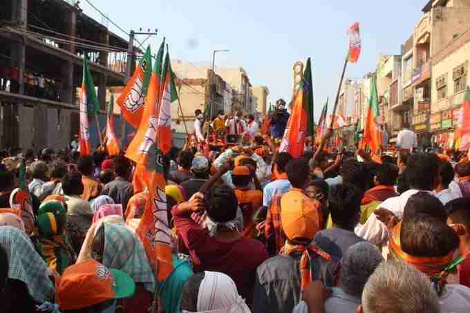People participated in the BJP election campaign on the street.