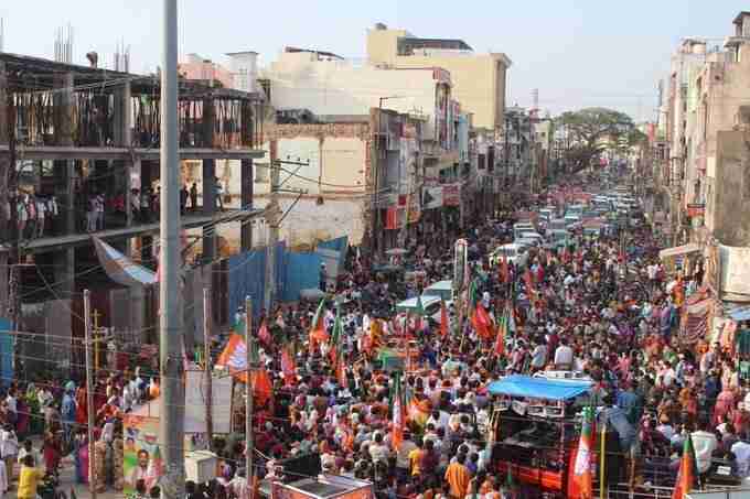 People participated in the BJP election campaign on the street.