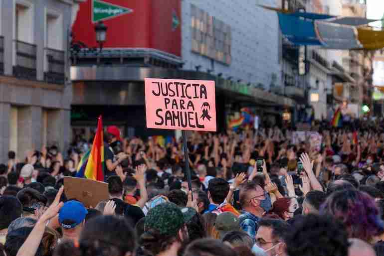 A placard reading ¨Justice for Samuel¨ is raised during the demonstration.