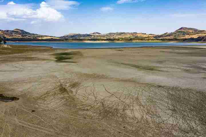 lake pozzillo italy drought climate change