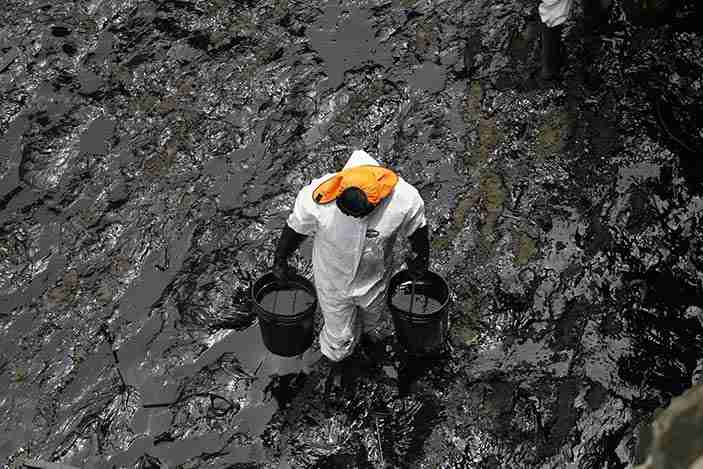 peru oil spill cleaning crew