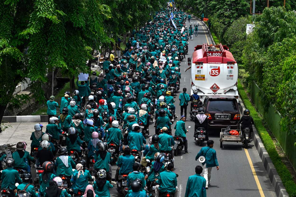 After Thousands Of People Protested A Fuel Price Increase, Indonesia Will Review Its Minimum Wage