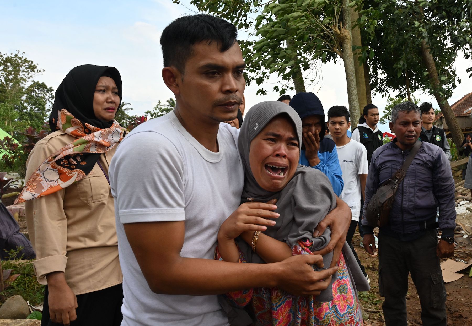 A Magnitude 5.6 Earthquake Struck Indonesia, Killing At Least 271 People And Injuring More Than 1,000