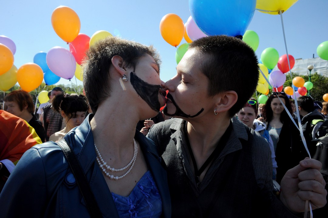 russia gay propaganda ban kiss