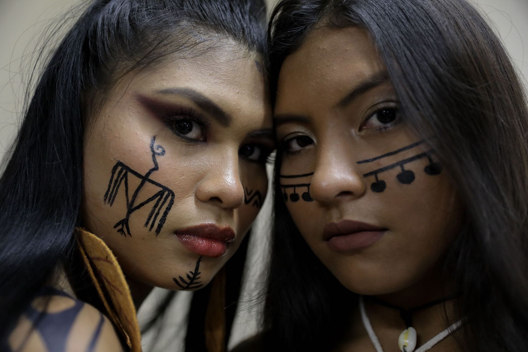 2 woman Indigenous models posing at the fashion show