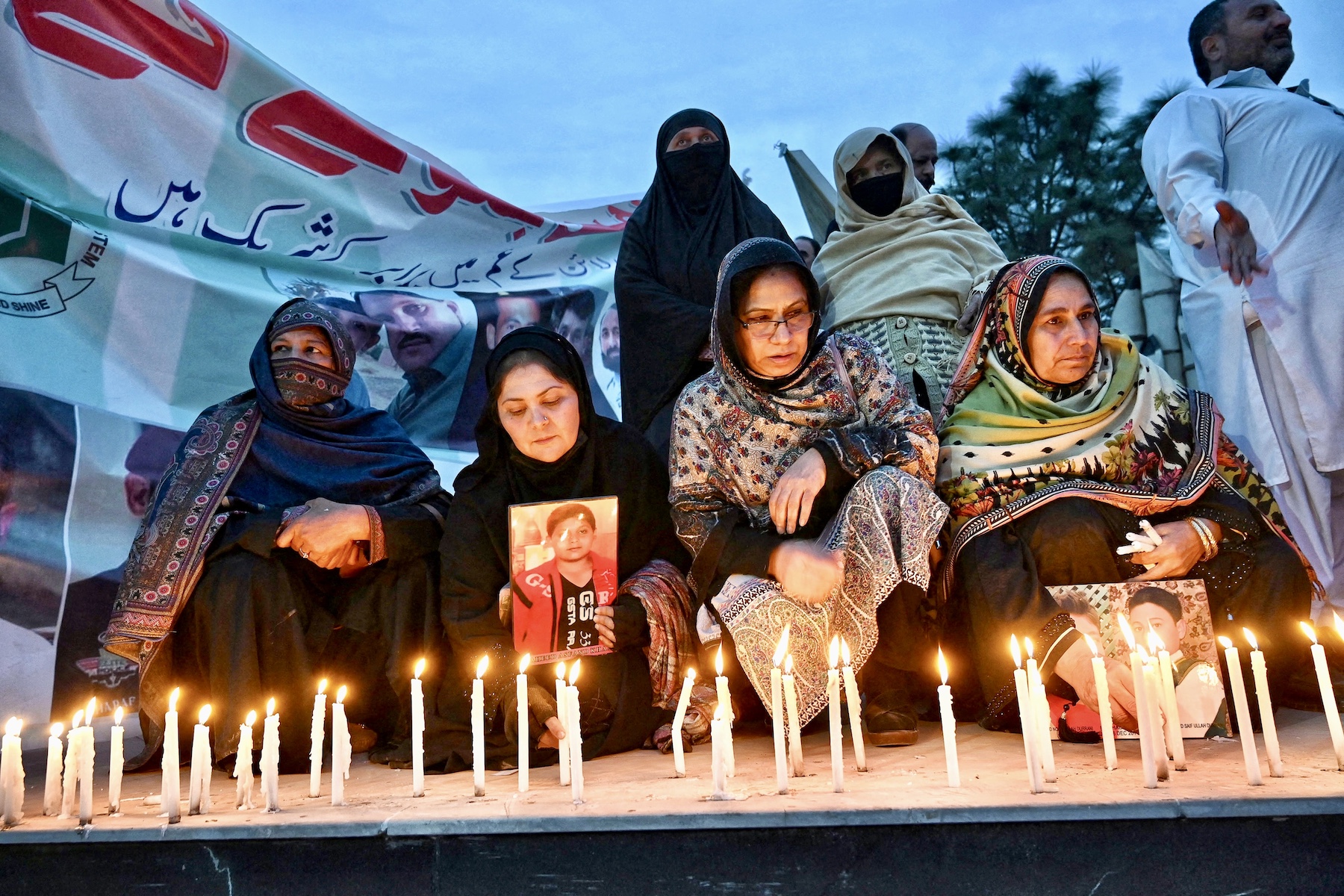 pakistan women praying at the altar of the dead after suicide bomber attack