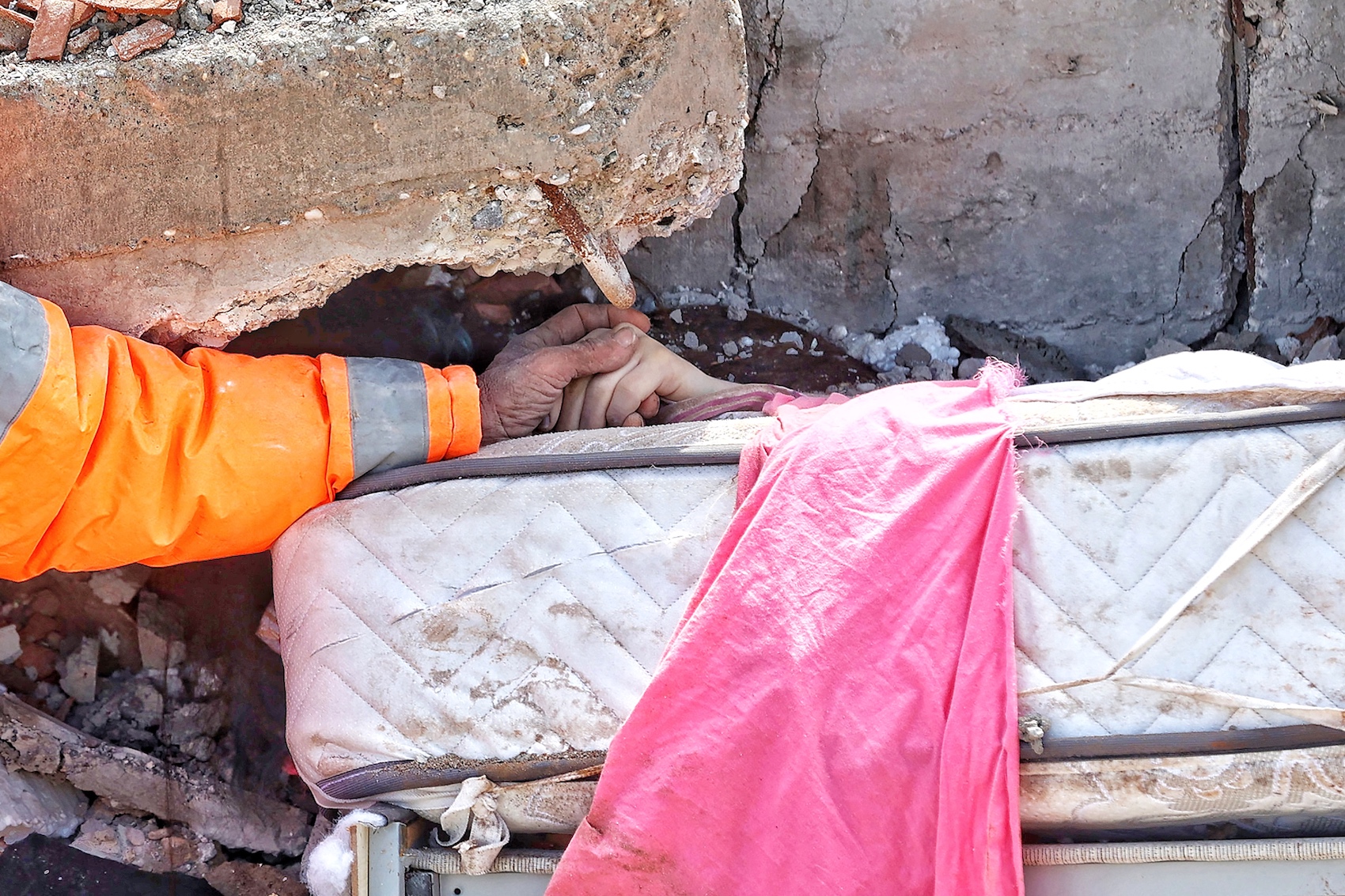 A Turkish Dad Refused To Let Go Of His Dead Daughter’s Hand Buried Below Rubble And It’s Heartbreaking