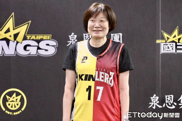 jeremy lin's mom showed up to the game in a special half-and-half jersey to support both of her sons