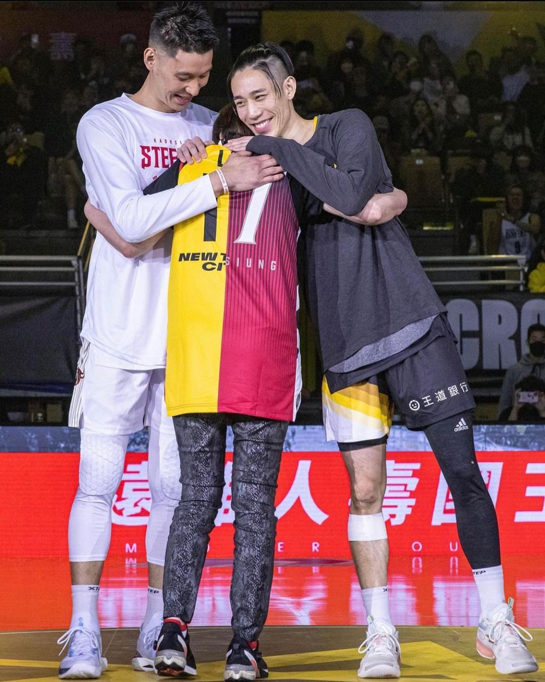 jeremy lin's mom hugging both of her sons at the basketball court