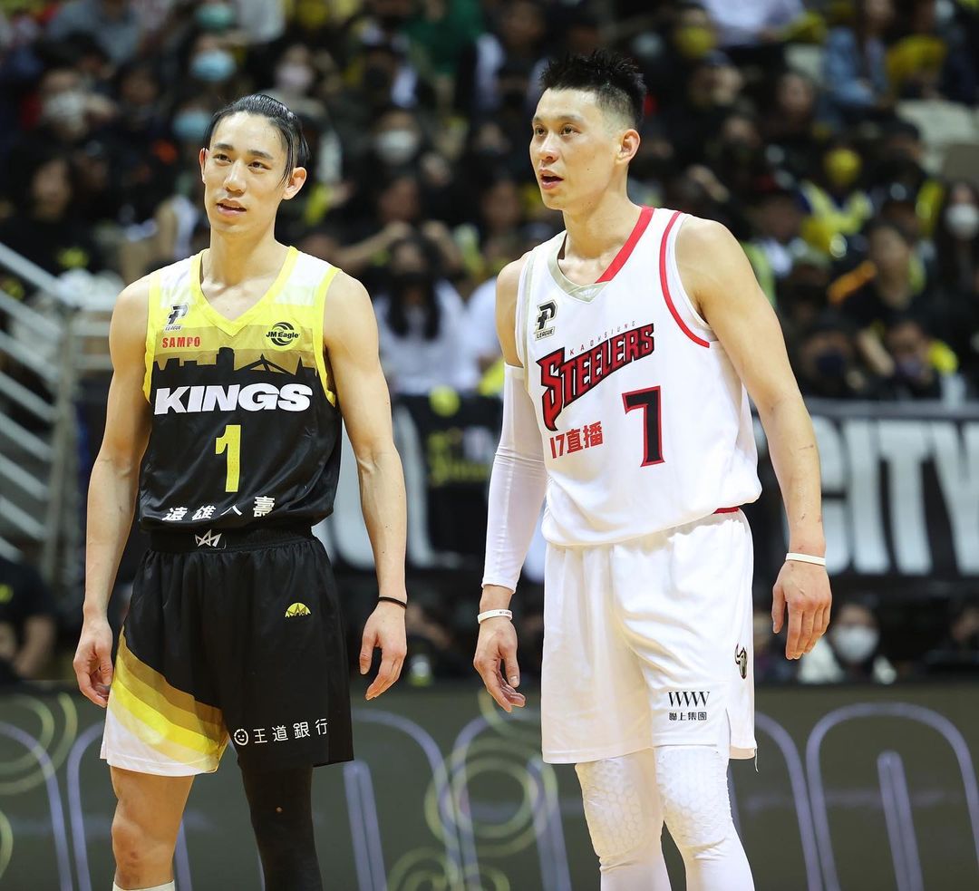former nba player jeremy lin having his debut game in taiwan facing off his brother joseph lin