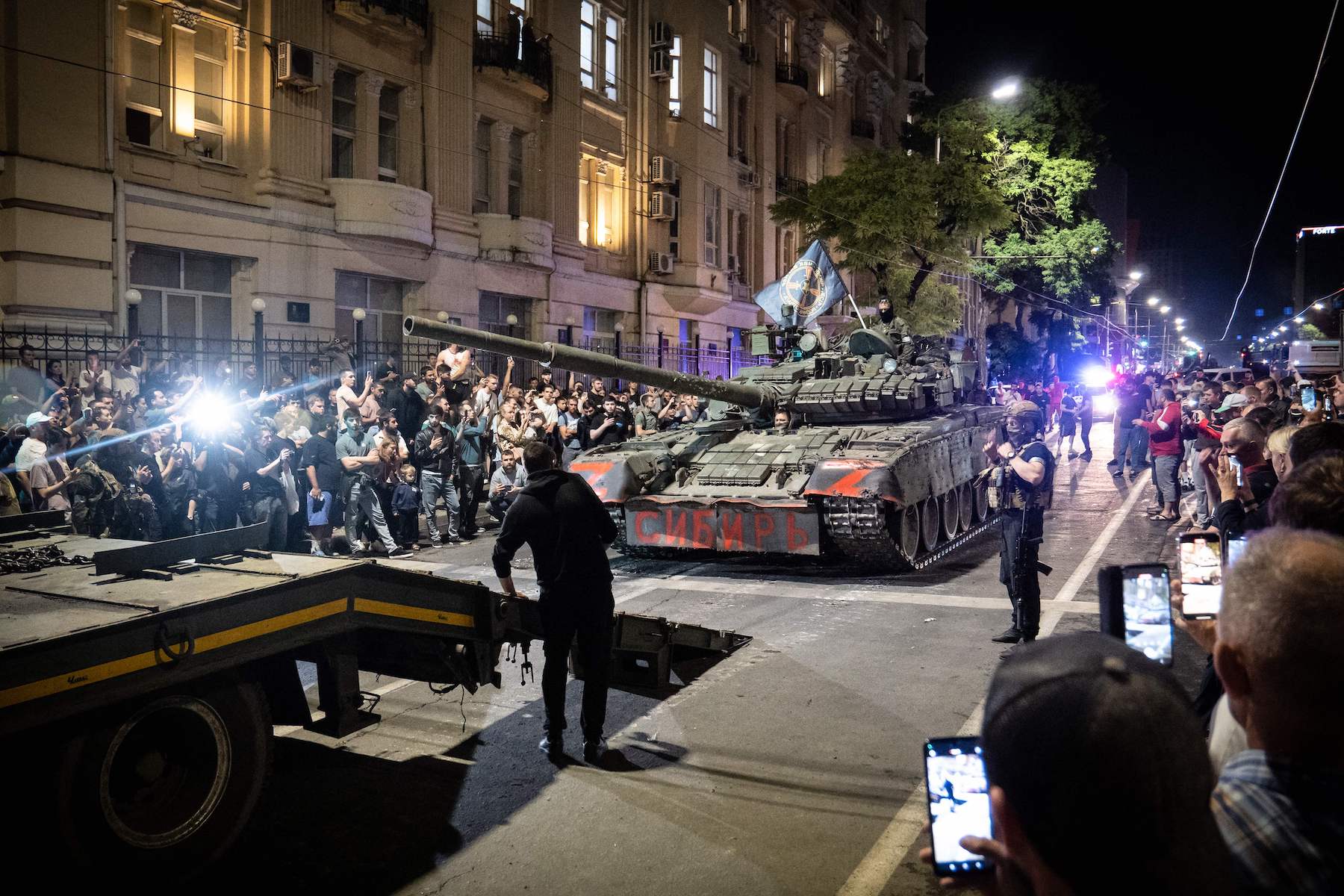 Tanks belonging to Wagner group pass along Russian cities