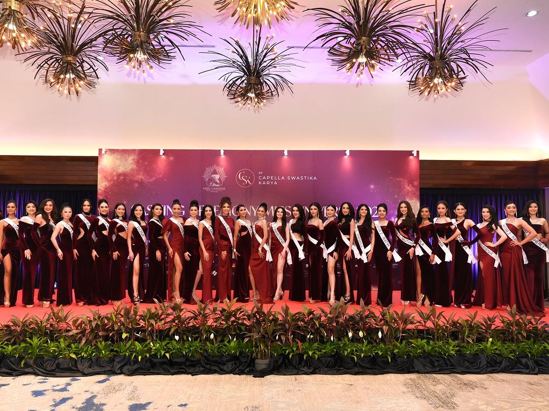 Several Miss Indonesia contestants pose for a group photo.