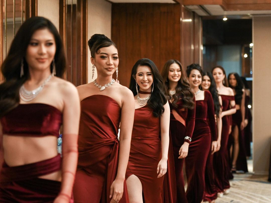Miss Indonesia contestants dress in red gowns. 