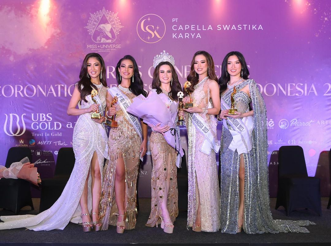 Five Miss Universe Indonesia contestants   pose for a picture.