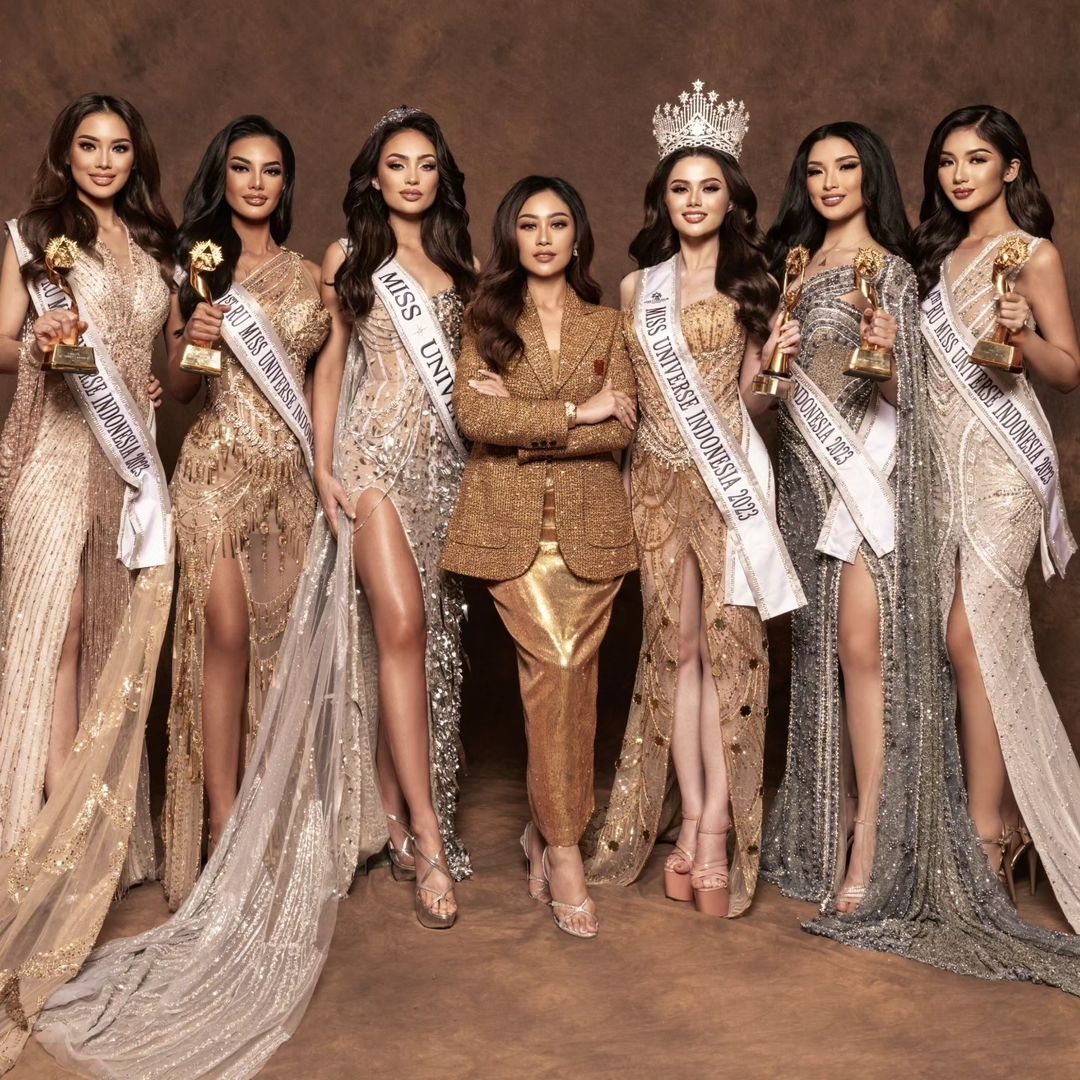 Miss Universe Indonesia contestants pose for a picture. In the center is Poppy, director of PT Capella.