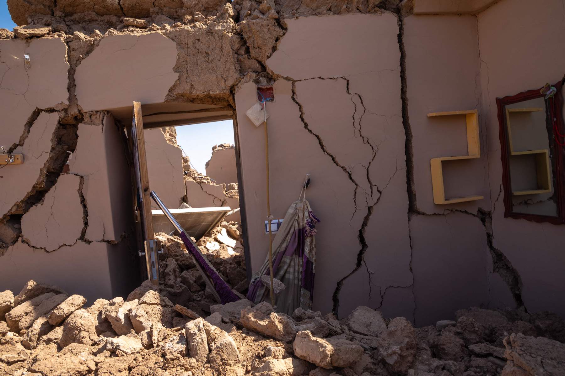 2023 afghanistan herat quake cracked walls and rubble