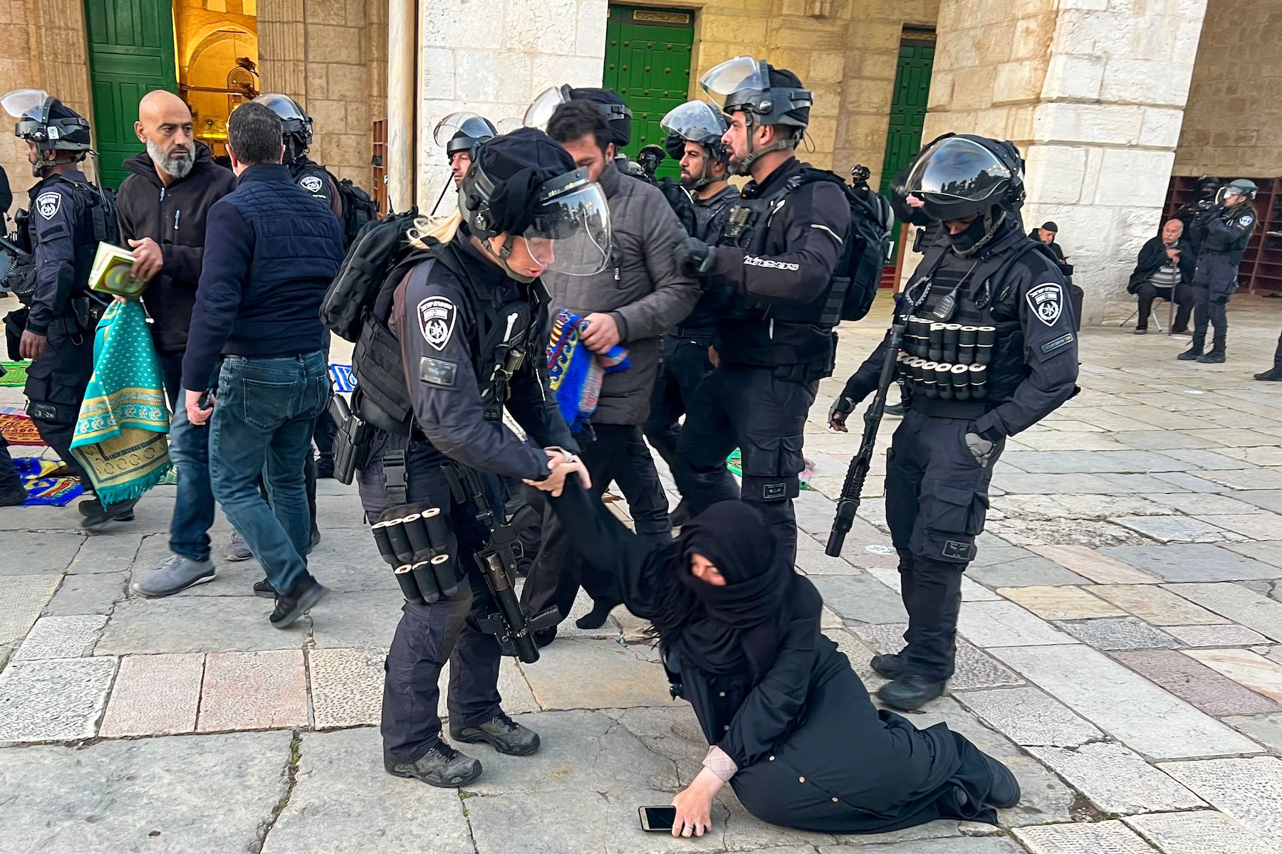Israeli security forces remove Palestinian Muslim worshippers