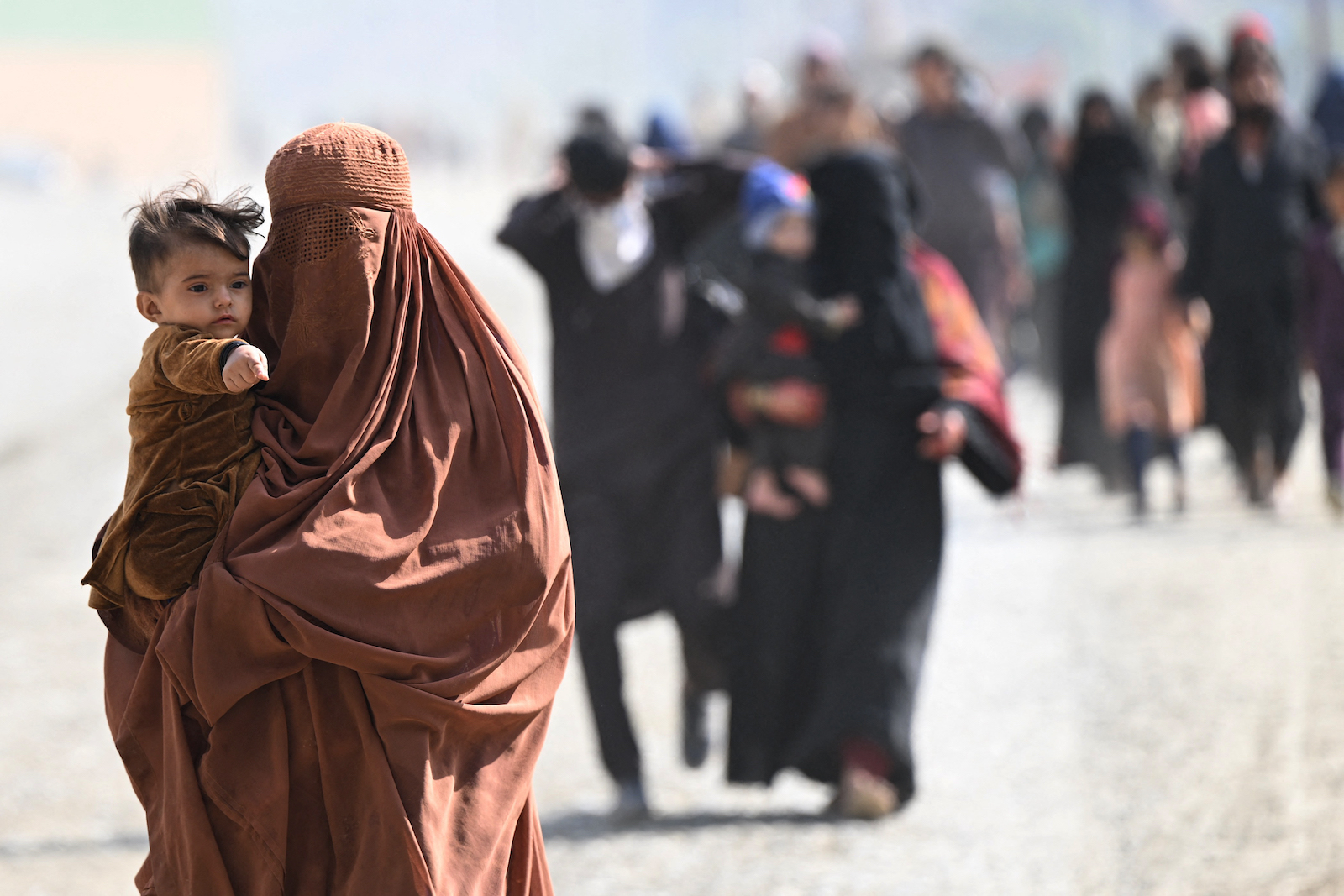 Afghan refugee families arrive on foot to cross the Pakistan Afghanistan Torkham border