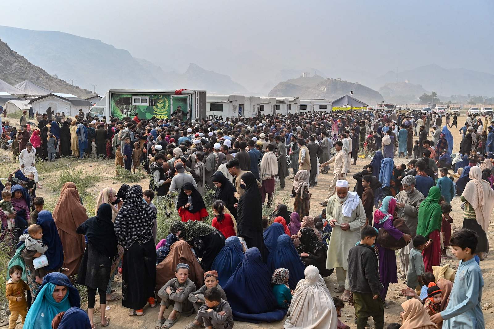 Afghan refugees gather afghanistan pakistan 2023