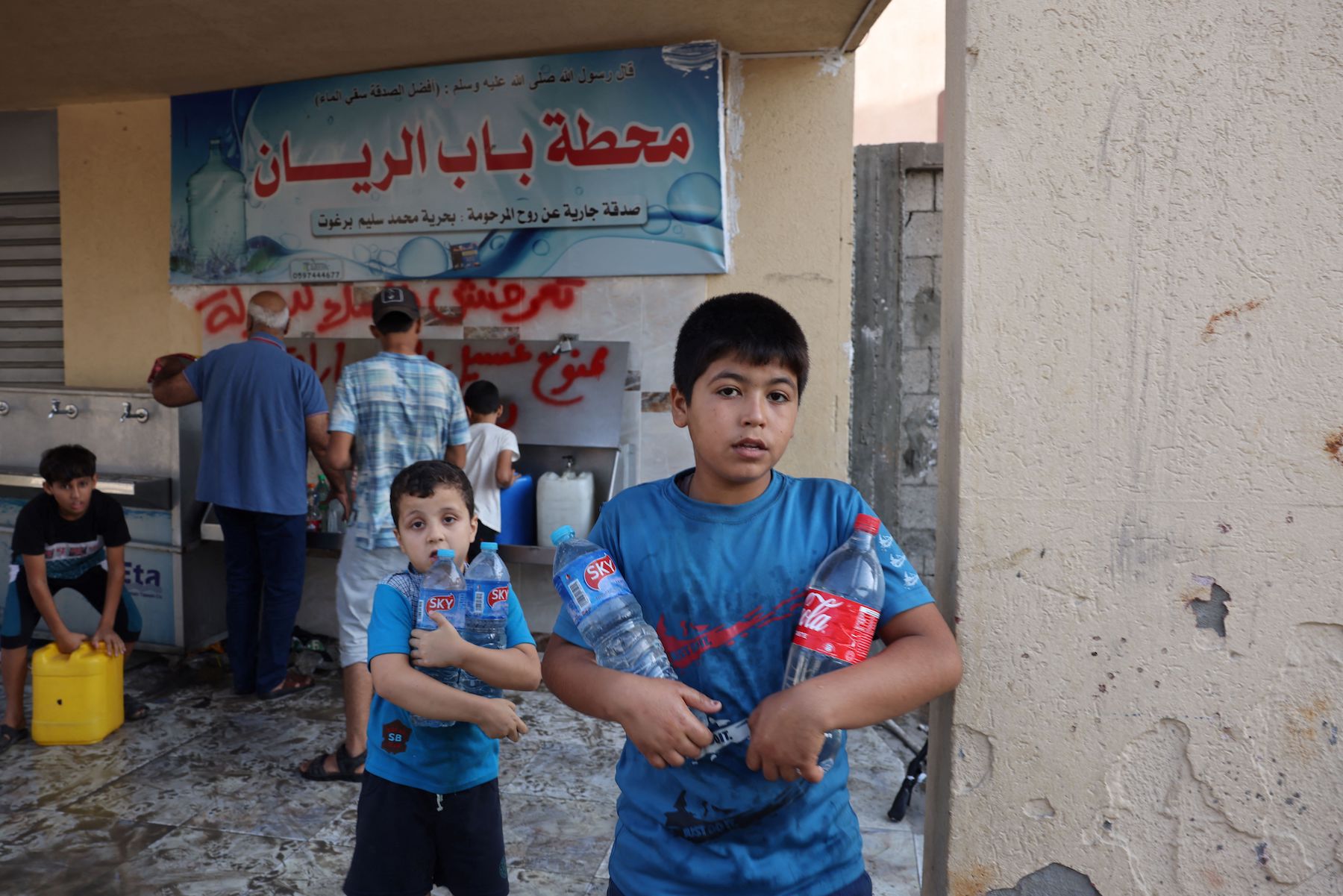 gaza children collect water