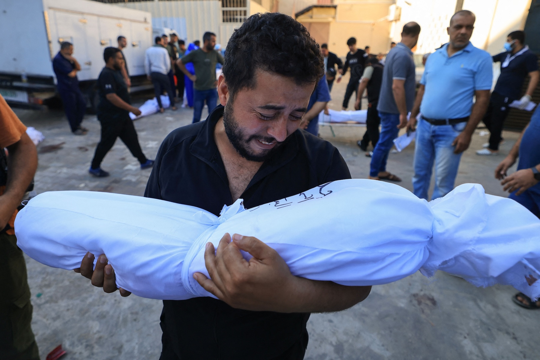 gaza dad killed child cry body