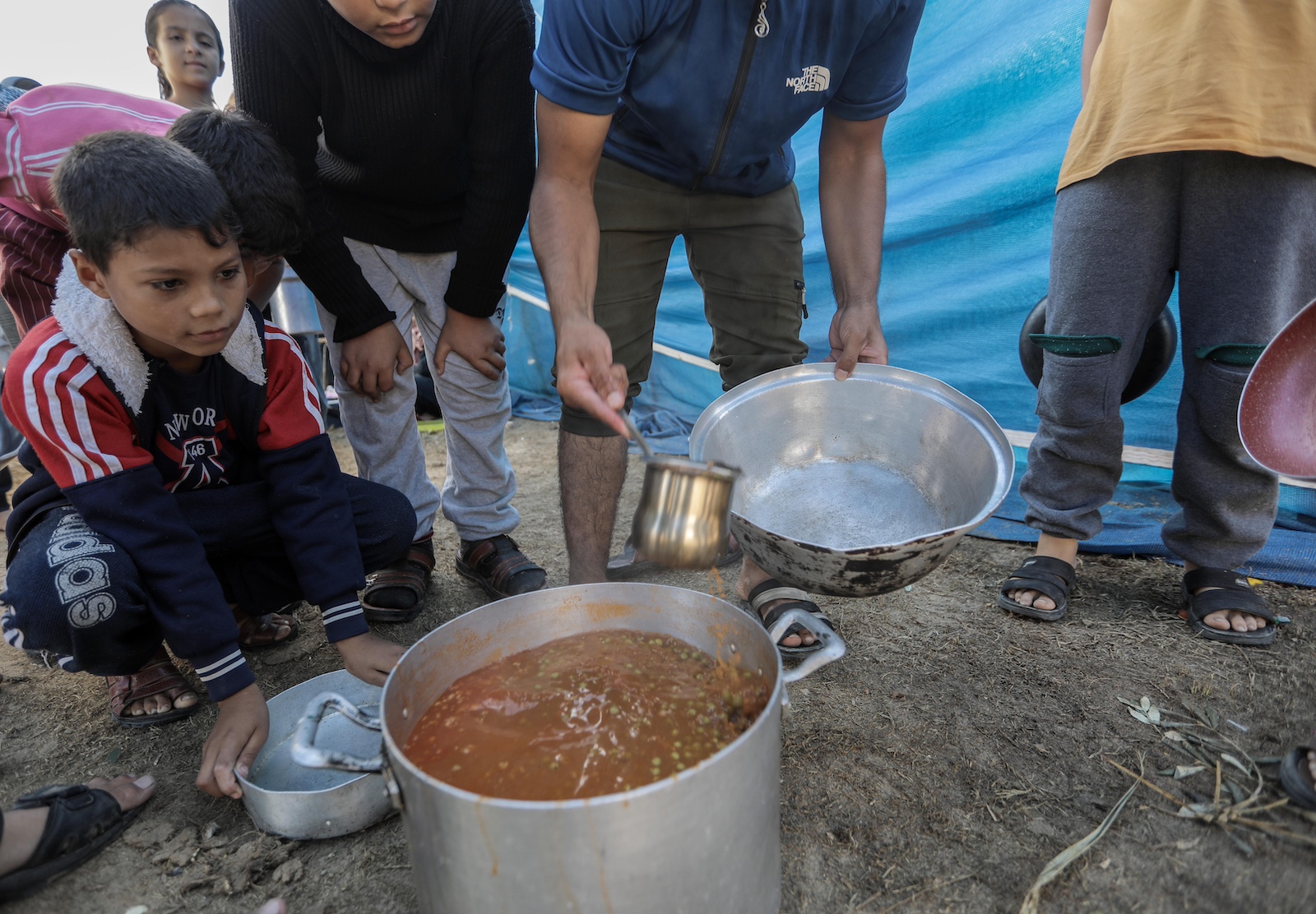 Palestinian citizen cooks food and distributes it to displaced people gaza palestine