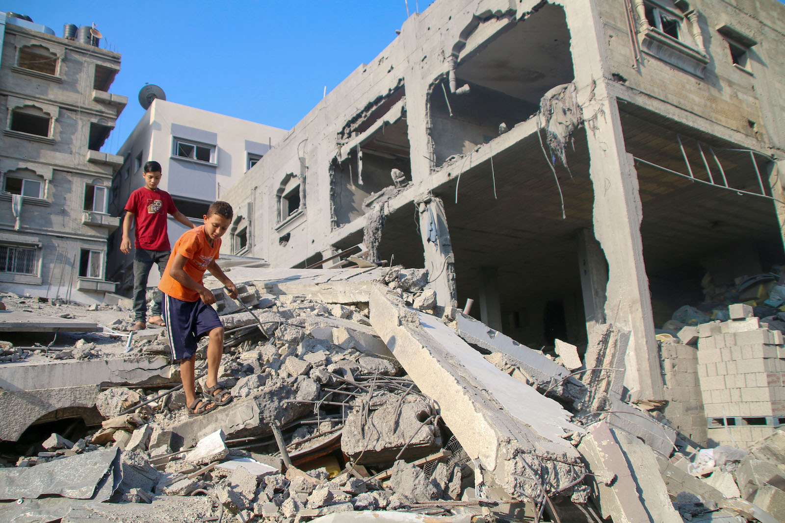 palestinian citizens inspect damges israel airstrikes gaza