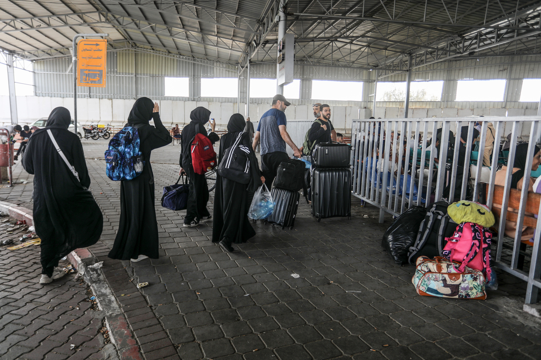 palestinians with foreign passport cross to egypt