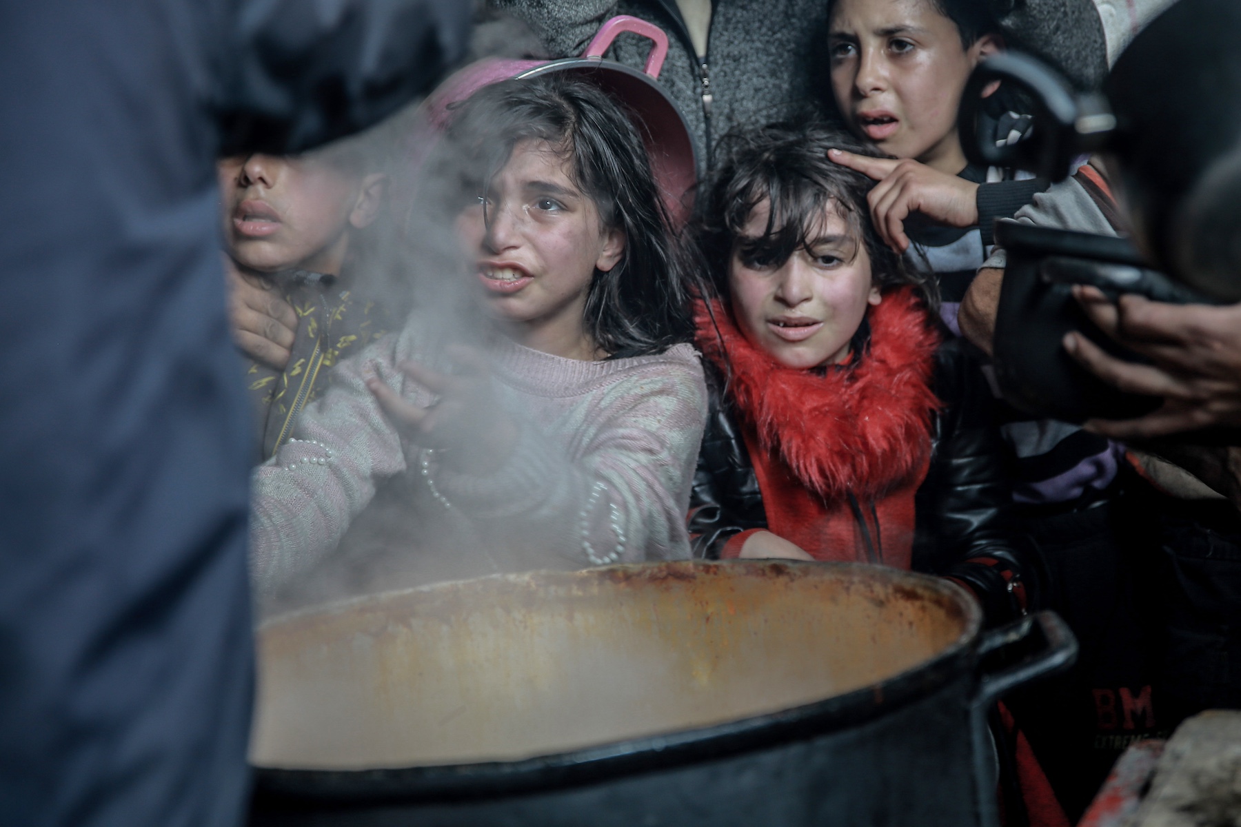 Palestinian children wait receive hot food gaza israel