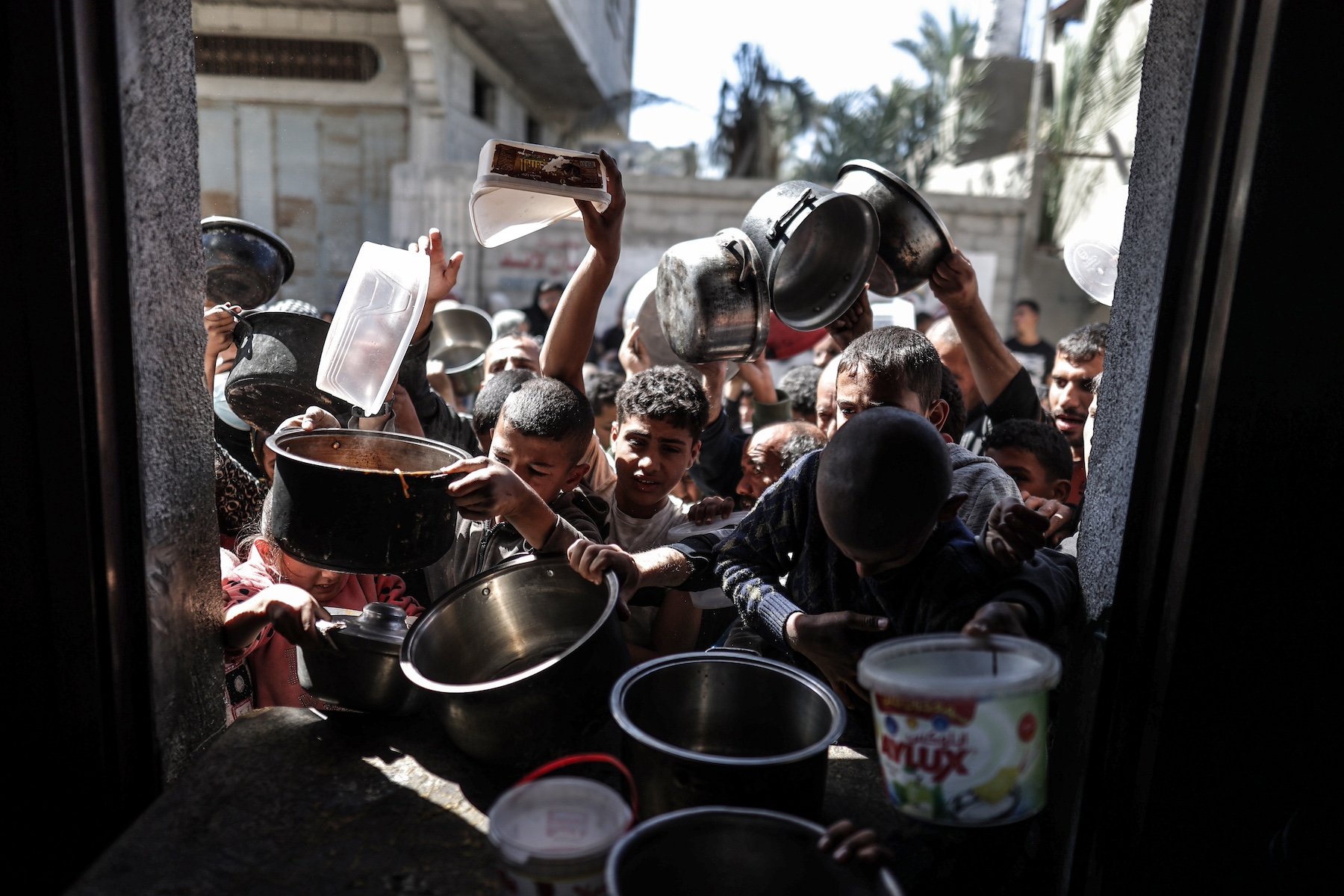 Palestinian people empty pots receive food gaza