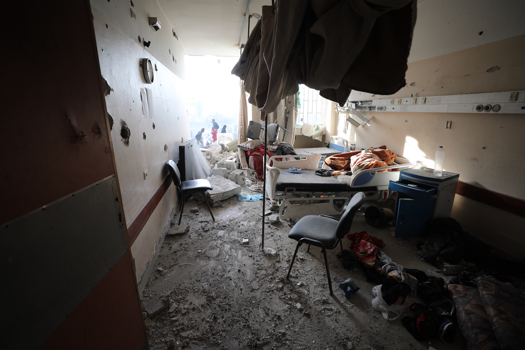 israeli troops attack al shifa hospital